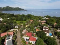 2-Bd Unit with Pool, 2 Blocks from Beach