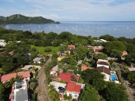 2-Bd Unit with Pool, 2 Blocks from Beach