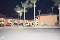 Super 8 by Wyndham Visalia - parking