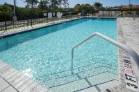 Holiday Inn Express & Suites FORT MYERS AIRPORT by IHG - Pools