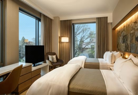 더 웨스틴 플러싱 라과디아 공항의 세련된 객실 이미지