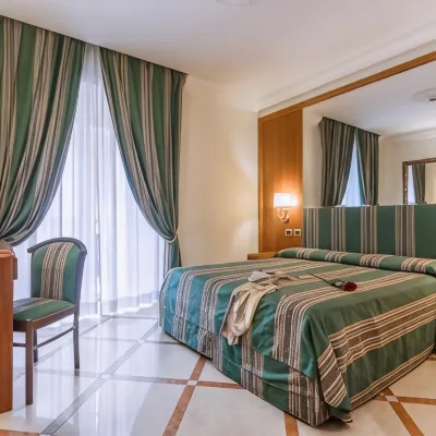 Raeli Hotel Regio Отели рядом с достопримечательностью «Ворота Пия»
