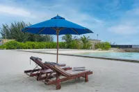 Hulhule Island Hotel - Beach