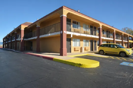 米德韋斯特城速8酒店