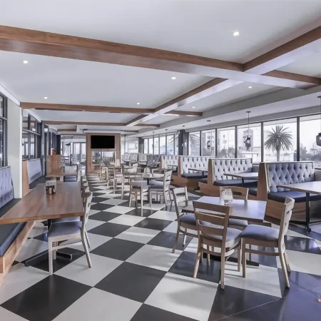 Garden Court Kings Beach Отели рядом с достопримечательностью «Пивоварня Dockside»