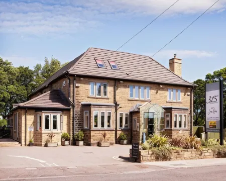 315 Bar & Restaurant Hotels in Lepton