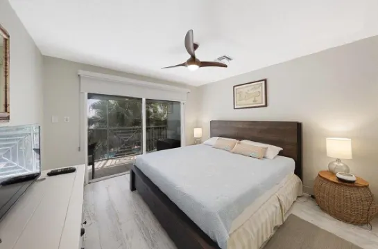 Stunning beachfront condo next to restaurant & a short drive to famous RumPoint
