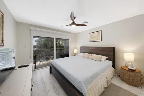 Stunning beachfront condo next to restaurant & a short drive to famous RumPoint