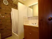 1 Bedroom Lawlers 24