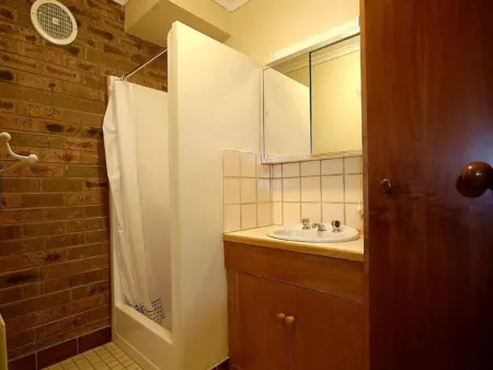 1 Bedroom Lawlers 24