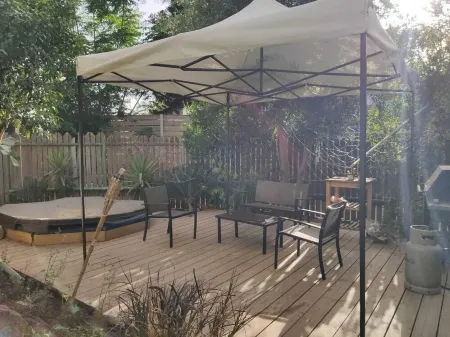 Wake up in this bright apartment near the beach with vibrant energyx