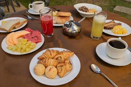 El Prado Hotel Отели рядом с Аэропорт Хорхе Вильстерманн