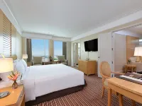 Miracle Grand Convention Hotel Hotels near Royal Thai Army