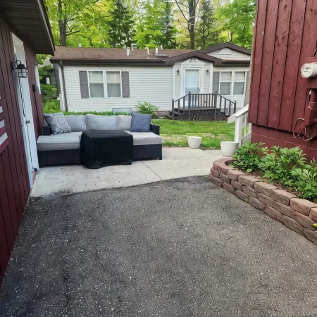 Charming 3-bedroom house with lake front access near boat launch in Laona. Hotels in Forest County