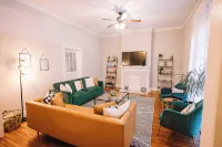 Insta-worthy 2Bd/1Ba Apt Steps from Downtown!