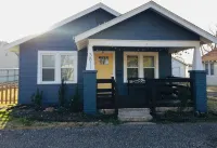 Beautifully remodeled Bungalow steps away from Historic Route 66 and SNU - Homestays