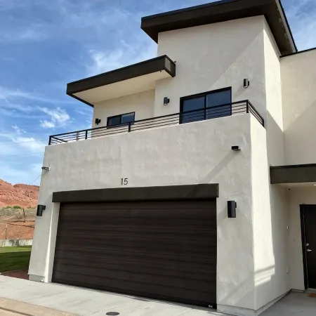 Gorgeous New Townhome with Hot Tub
