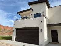 Gorgeous New Townhome with Hot Tub - balcony