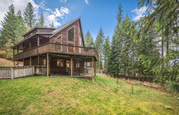 Charming Secluded  3-bedroom house in Sagle ID close to Lake and Schweitzer Ski