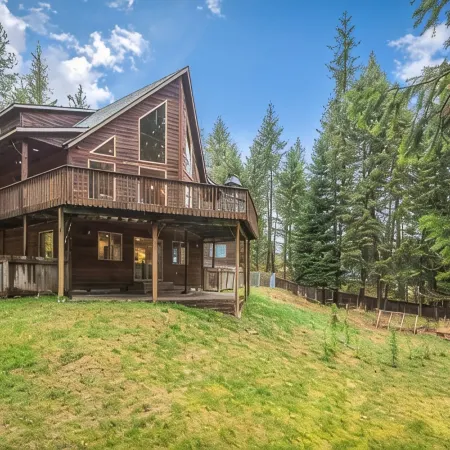 Charming Secluded  3-bedroom house in Sagle ID close to Lake and Schweitzer Ski