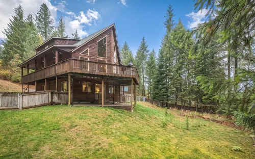Charming Secluded  3-bedroom house in Sagle ID close to Lake and Schweitzer Ski