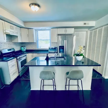 The Blue House in DC Отели рядом с достопримечательностью «Беннинг-роуд»