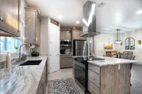 New home located in the "heart" of AZ. Come explore AZ. So much to see and do. - Homestays
