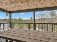 Escape to the Clouds: The Berry Barn Awaits You! Hotele w: Pine Swamp