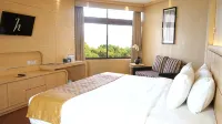 Horison Ultima Makassar - piscine
