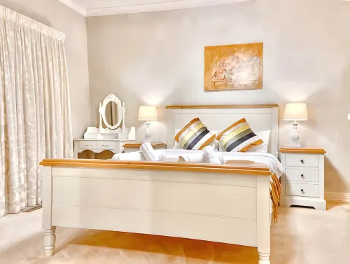 Modern 4BR Oasis in Heart of Glen Waverley - Homestays