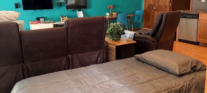 Spacious studio with AC and WiFi in charming Durham Отели в г. Мидлсекс