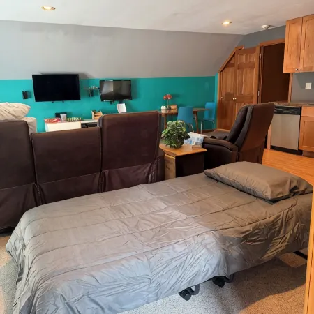 Spacious studio with AC and WiFi in charming Durham