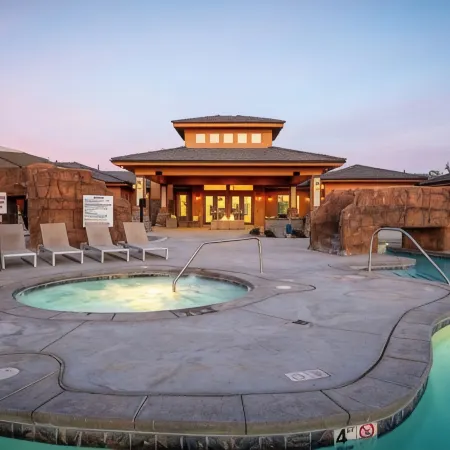 Zion Village Getaway - Pickleball & Pool & Hot Tub l Family Friendly l Sleeps 12