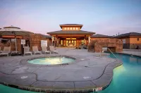 Zion Village Getaway - Pickleball & Pool & Hot Tub l Family Friendly l Sleeps 12
