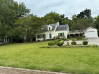Charming 4-bedroom bungalow, ideal for gameday, & celebrating in Starkville, MS! - Homestays