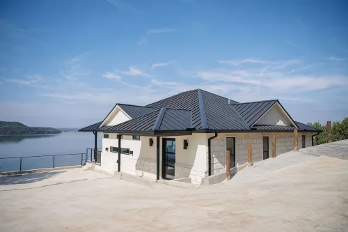 Playin Possum! NEW, Modern 5 Bed 4.5 Bath Retreat with Dock, 2 Balconies, HotTub - Boutique