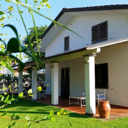 Villa with swimming pool a stone's throw from the sea