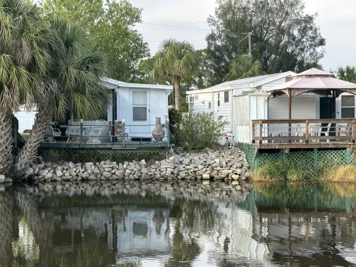 Cozy little Lake Front Park Model - Bungalows