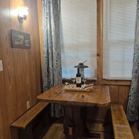 Cozy cabin in peaceful Ellijay with WiFi, AC