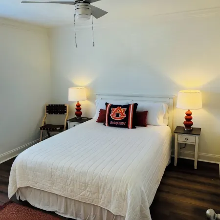 Downtown Auburn Retreat- Walking distance to Stadium, Toomer's & More!