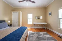 Modern 3-bedroom house, TV each room,big fence yard, Pet stay free, Lighted Deck - バルコニー
