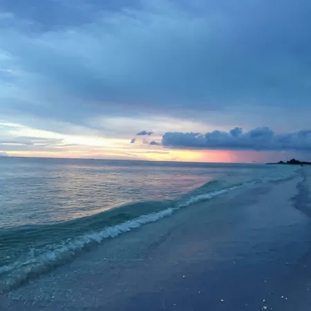 Stunning Retreat: Endless Summer Villa 3BR/ 2BA with Heated Pool