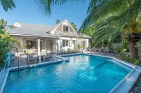Beach 2 minutes' walk, private deck, tranquility - Villas