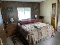 Private Beach Access Trail, peaceful wooded setting - sleeps 3 - balcón