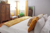Heated Saltwater Pool • 4 Min to Woodstock • Private Deck & Fire Pit - 4성급