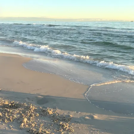 Walk to beach, restaurants, & shopping. Charming, pet-friendly 3BR bungalow.