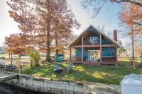 Unwind in Riverfront Comfort — Hot Tub, Fire Pit, Boat Slip, Kayaks - Country Houses