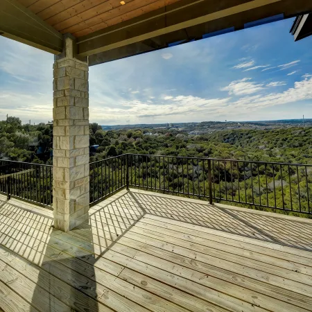 Bridge to Happiness: Cross the entry bridge into a gorgeous 4 bedrooms residence Отели рядом с достопримечательностью «Озеро Трэвис»