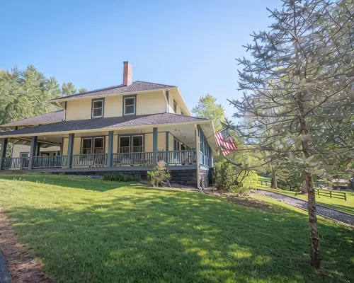 Spacious Historic Estate Home • Ideal for Families & Groups Hotéis em Mars Hill