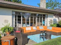 Waterfront 3-bedroom Lake Cottage on Tecumseh Island at Indian Lake! Hotels in Stokes Township